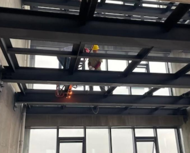 南岳麓区利用钢丝绳电动葫芦转运违建钢结构材料