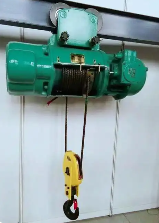 钢丝绳电动葫芦安装在工字钢轨道上运行